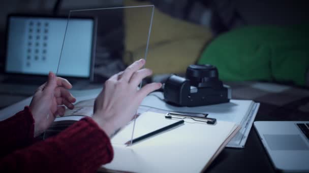 Appareil Intelligent Transparent Futur Défilement Doigt Sur Écran Tablette — Video