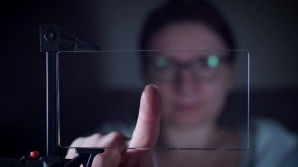 将来透明なスマート デバイス 女性スキャン指紋します — ストック動画