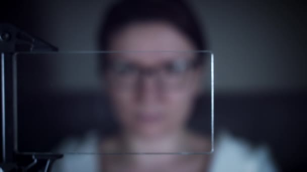 Dispositivo Inteligente Transparente Futuro Impressão Digital Varredura Mulher — Vídeo de Stock