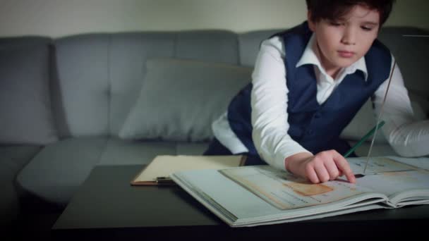 Toekomstige Transparante Smart Apparaat Boy Studeren Met Tablet — Stockvideo