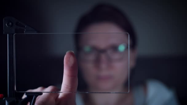 Zukunft Transparentes Smart Device Frau Scannt Fingerabdruck — Stockvideo