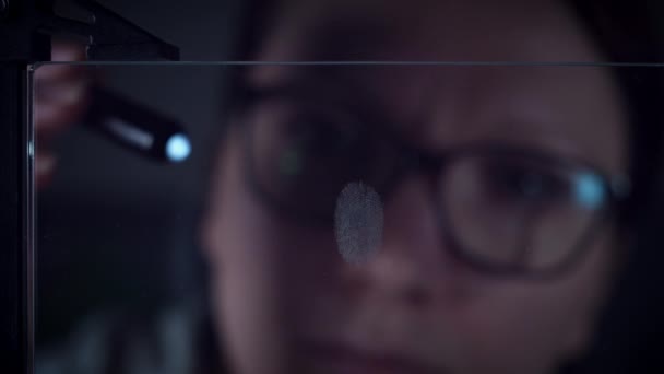 Zukunft Transparentes Intelligentes Gerät Detektiv Untersucht Fingerabdrücke — Stockvideo