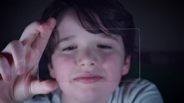 将来透明なスマート デバイス ガラスの携帯電話を見ている子供 — ストック動画