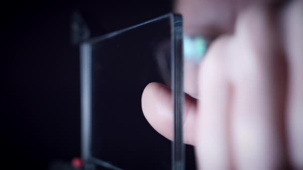 Dispositivo Inteligente Transparente Futuro Impresión Del Pulgar Exploración Mujer — Vídeos de Stock