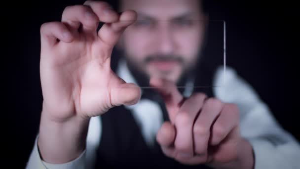 将来透明なスマート デバイス ガラス電話に取り組んでいるビジネスマン — ストック動画