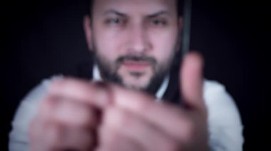 4 k gelecek şeffaf akıllı aygıt, işadamı cam telefon üzerinde çalışma