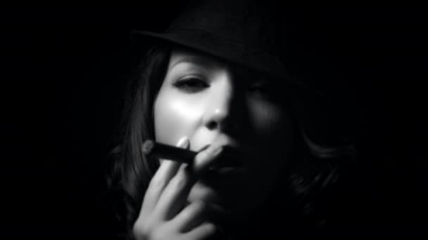 Mädchen raucht auf schwarzem Hintergrund — Stockvideo