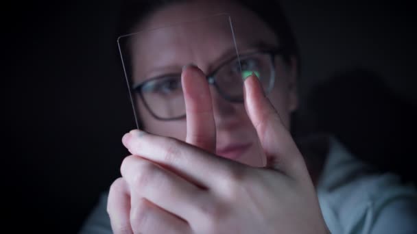 Dispositivo Inteligente Transparente Futuro Mulher Que Trabalha Telefone Vidro — Vídeo de Stock