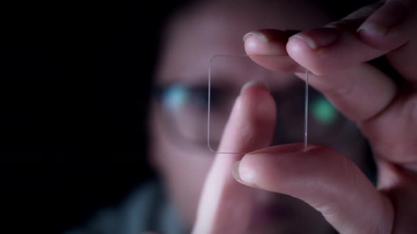 将来透明なスマート デバイス 指紋を残して女性 — ストック動画