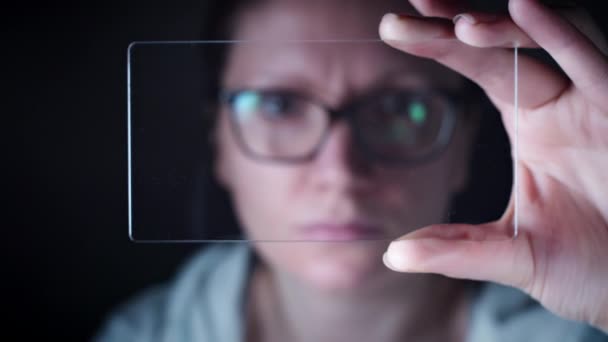Dispositivo Inteligente Transparente Futuro Huellas Dactilares Escaneo Mujer — Vídeos de Stock