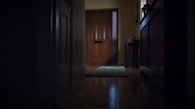 Parsel 4 k Dolly evin ön kapı, çocuk alarak teslim