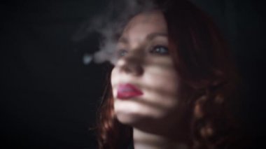 Siyah arka plan üzerine sigara kız