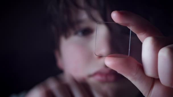 Μελλοντικές Διαφανή Έξυπνη Συσκευή Παιδί Σάρωση Δακτυλικών Αποτυπωμάτων — Αρχείο Βίντεο