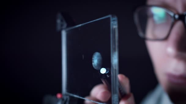 Μελλοντικές Διαφανή Έξυπνη Συσκευή Ντετέκτιβ Που Ερευνά Δακτυλικά Αποτυπώματα — Αρχείο Βίντεο