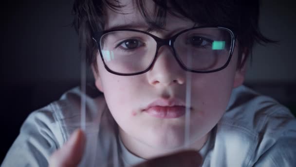 Jövőbeli Átlátszó Intelligens Eszköz Gyermek Üveg Telefon Aktiválása — Stock videók