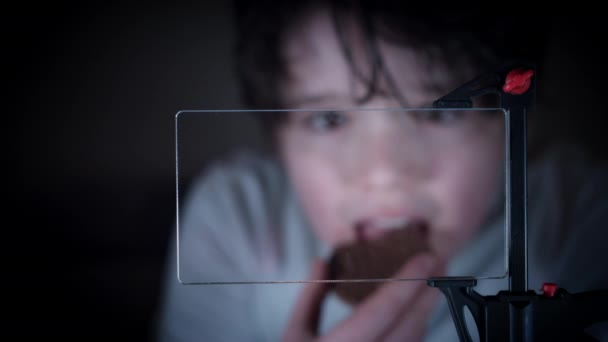 Dispositivo Inteligente Transparente Futuro Criança Que Come Olha Curioso — Vídeo de Stock