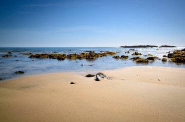 Tidepool yansımalar keşfetmek mükemmel bir gün yapmak