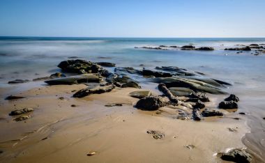 Tidepool yansımalar keşfetmek mükemmel bir gün yapmak