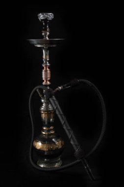 Siyah bir arka plan karşı nargile borular