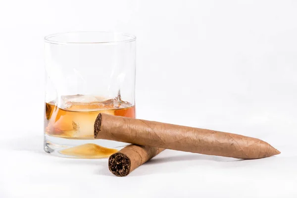 Cygara i Bourbon Whiskey — Zdjęcie stockowe