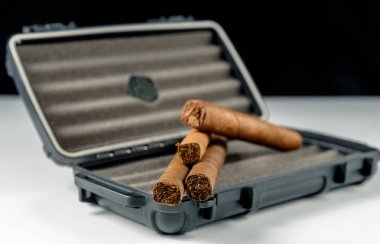 Üstünde siyah bir puro tabakası seyahat. Zengin kokulu ve textu