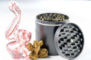 Bir cam boru ve öğütücü ile tıbbi esrar bud, yakın çekim