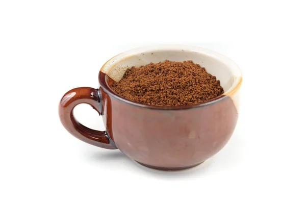 Керамический эспрессо кружку, полную свежемолотого кофе — стоковое фото
