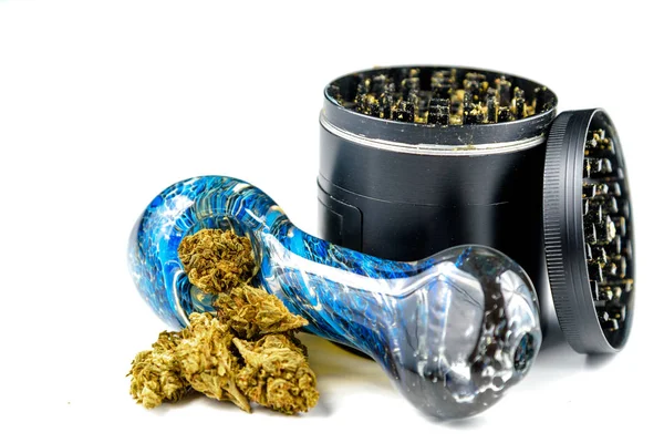 Zblízka lékařské marihuany bud s sklářské píšťaly a mlýnek — Stock fotografie