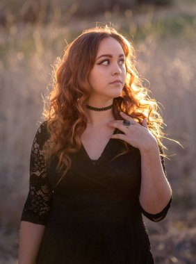 Esmer kadın giyiyor dantel elbise alana