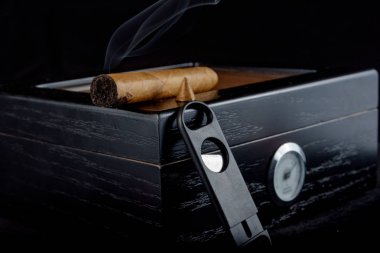 Zengin kokulu puro puro yumruk meşale yanındaki siyah tabakası üzerinde. Siyah arka plan