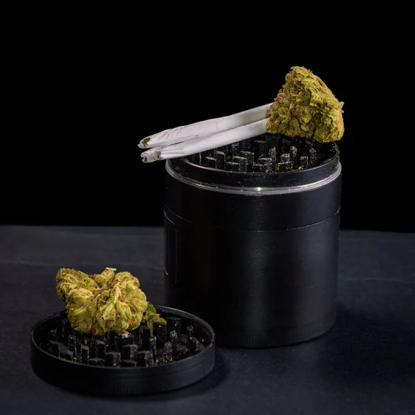 Marijuana medica e macinino nero — Foto Stock