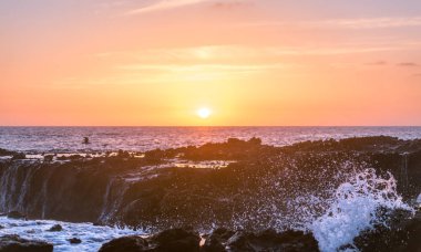 Gün batımında pasifik kıyısındaki gelgit havuzlarında dalgalar kırılır