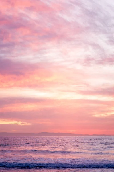 Egy Kaliforniai Tengerparton Egy Meleg Nap Felhők Elkapni Sok Szín Jogdíjmentes Stock Fotók