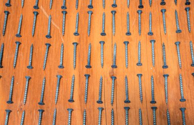 Lekeli tahta üzerinde çok sayıda vida var. Arkaplan Dokusu