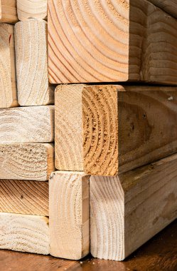 Lekelenmiş ahşap arka planı olan kurumuş çam ağaçları yığını.