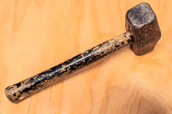 铁锤在被污染的木头背景上大量使用和风化的木槌 — 图库照片