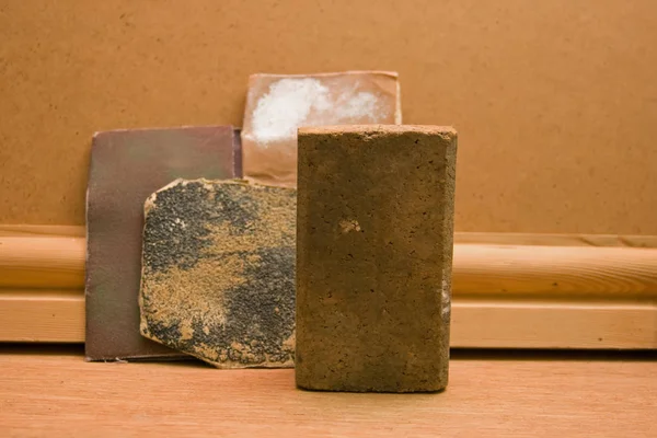 Bloque de lijado de corcho con papel de lija . — Foto de Stock