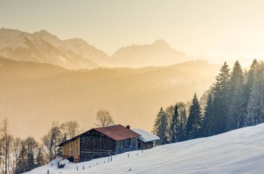 Ahşap kulübeden Allgau Alpleri, Bavyera, Almanya 'nın dağlarına muhteşem bir manzara..