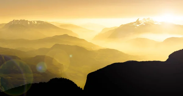 Dağ siluetleri ve vadilerdeki sislerin muhteşem manzarası. — Stok fotoğraf