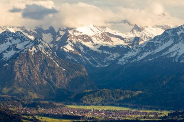 Vadideki köylü karla kaplı dağların manzarası inanılmaz. Oberstdorf, Almanya 'da Günbatımı veya Gündoğumu.