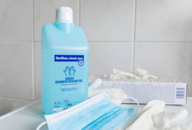22 Mart 2020, Virüs ve Bakteri Önleme Ekipmanı. Cerrahi maske, eldiven ve el dezenfektanı. Koronavirüs salgınına karşı hijyen için..