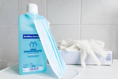 22 Mart 2020, Virüs ve Bakteri Önleme Ekipmanı. Cerrahi maske, eldiven ve el dezenfektanı. Koronavirüs salgınına karşı hijyen için..