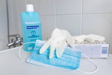 22 Mart 2020, Virüs ve Bakteri Önleme Ekipmanı. Cerrahi maske, eldiven ve el dezenfektanı. Koronavirüs salgınına karşı hijyen için..