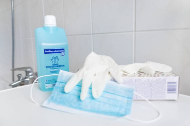 22 Mart 2020, Virüs ve Bakteri Önleme Ekipmanı. Cerrahi maske, eldiven ve el dezenfektanı. Koronavirüs salgınına karşı hijyen için..