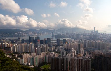 Hong Kong şehir merkezi gri yoğun bulutların altında.