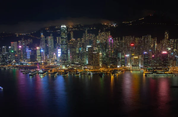 Cityscape laranja iluminado distritos de Hong Kong à noite — Fotografia de Stock