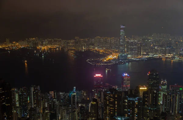 Cityscape famous Hong Kong buildings towers by night harbor — Stock Photo, Image