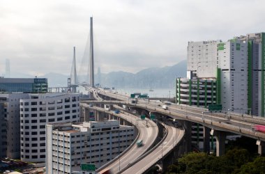 Güneş Hong Kong limanının arkasında motorlu teknelerle batıyor.