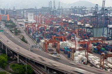 Konteynır terminali, modern limandaki Hong Kong otoyolu genişliğinde.