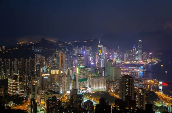 Cityscape różnych Hongkongu motorówki pływają po szerokiej rzece — Zdjęcie stockowe